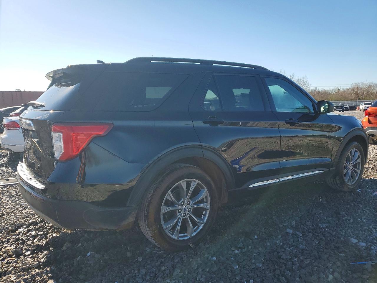 2023 FORD EXPLORER XLT photo 3