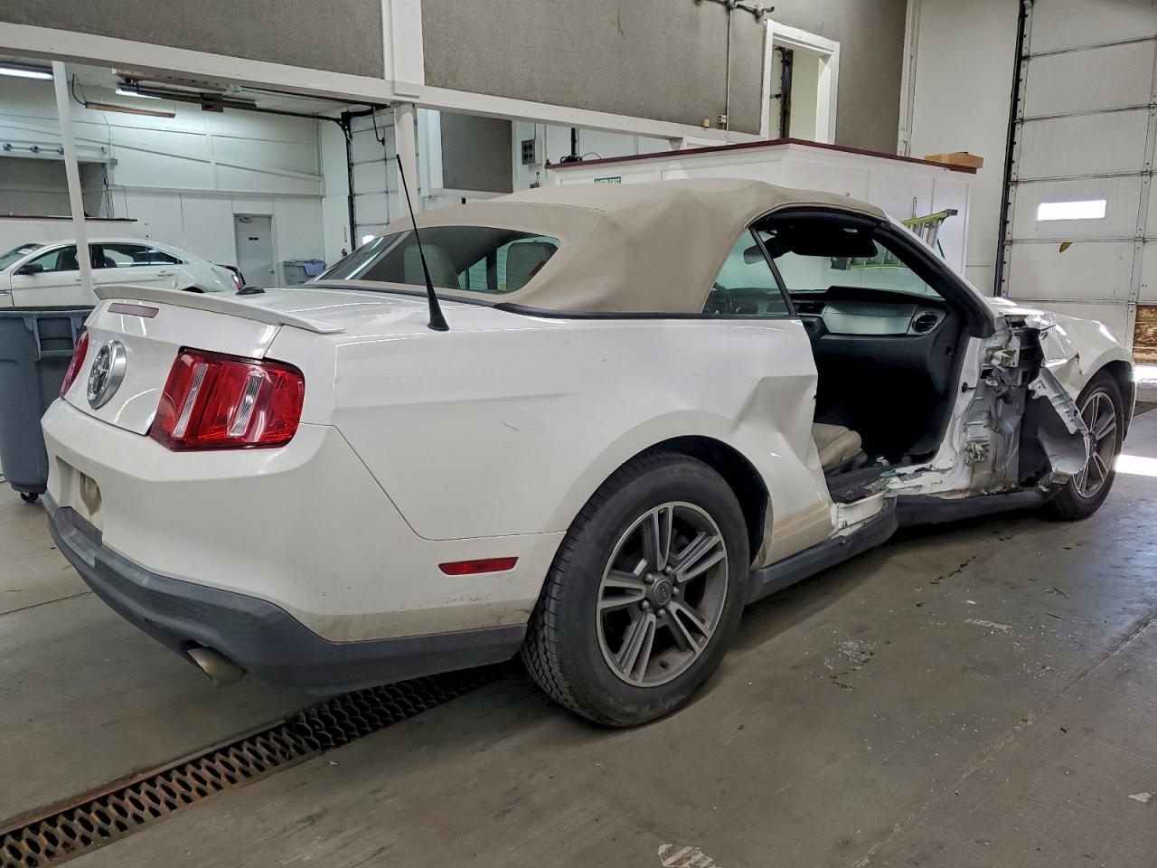 2012 FORD MUSTANG photo 3