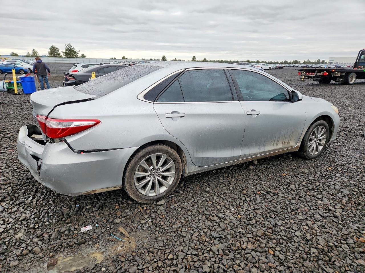 2016 TOYOTA CAMRY LE photo 3