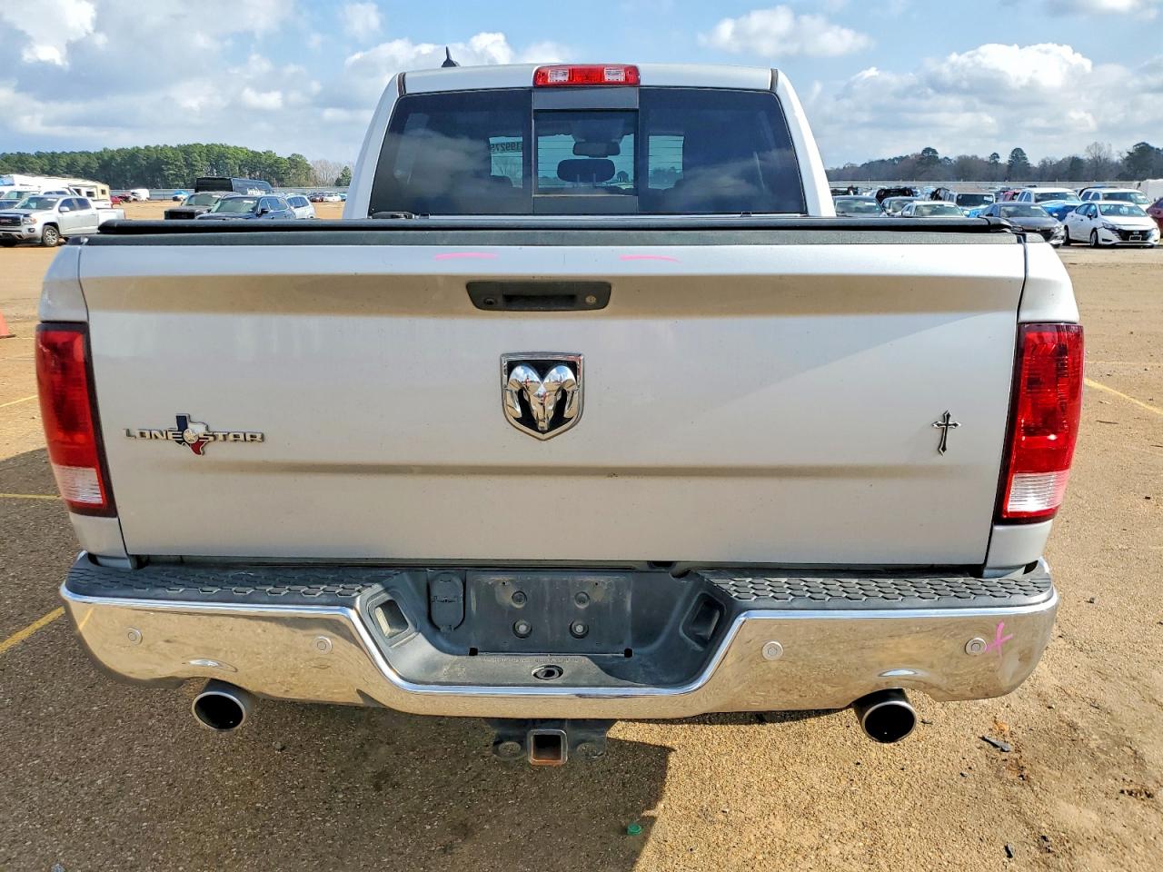 2016 RAM 1500 SLT photo 6