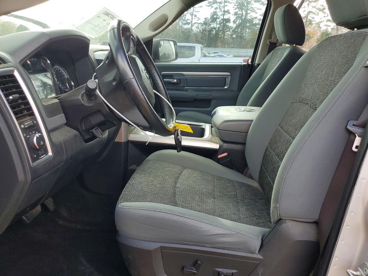 2016 RAM 1500 SLT photo 7