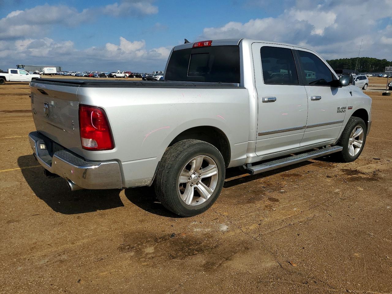 2016 RAM 1500 SLT photo 3