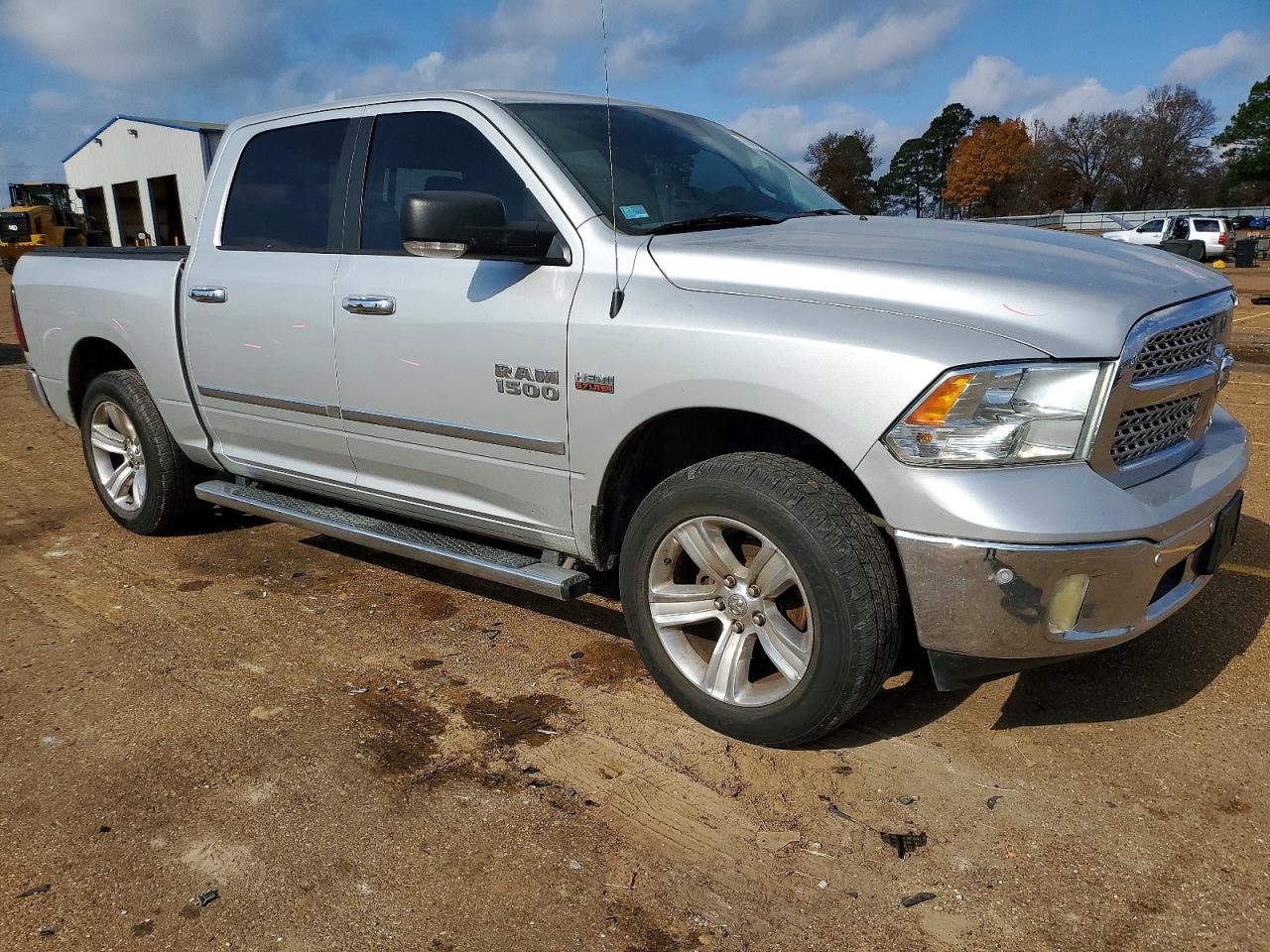 2016 RAM 1500 SLT photo 4