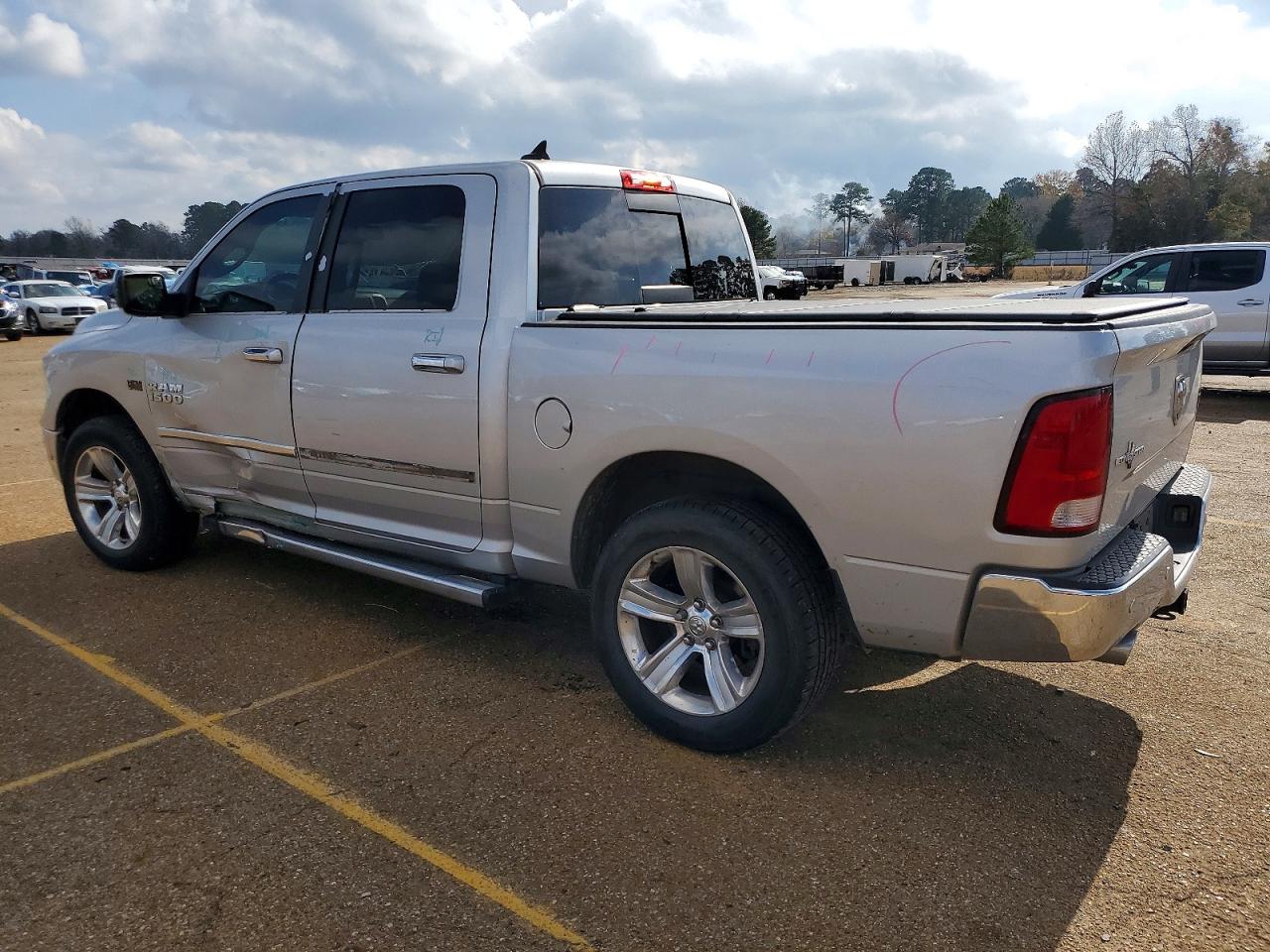 2016 RAM 1500 SLT photo 2