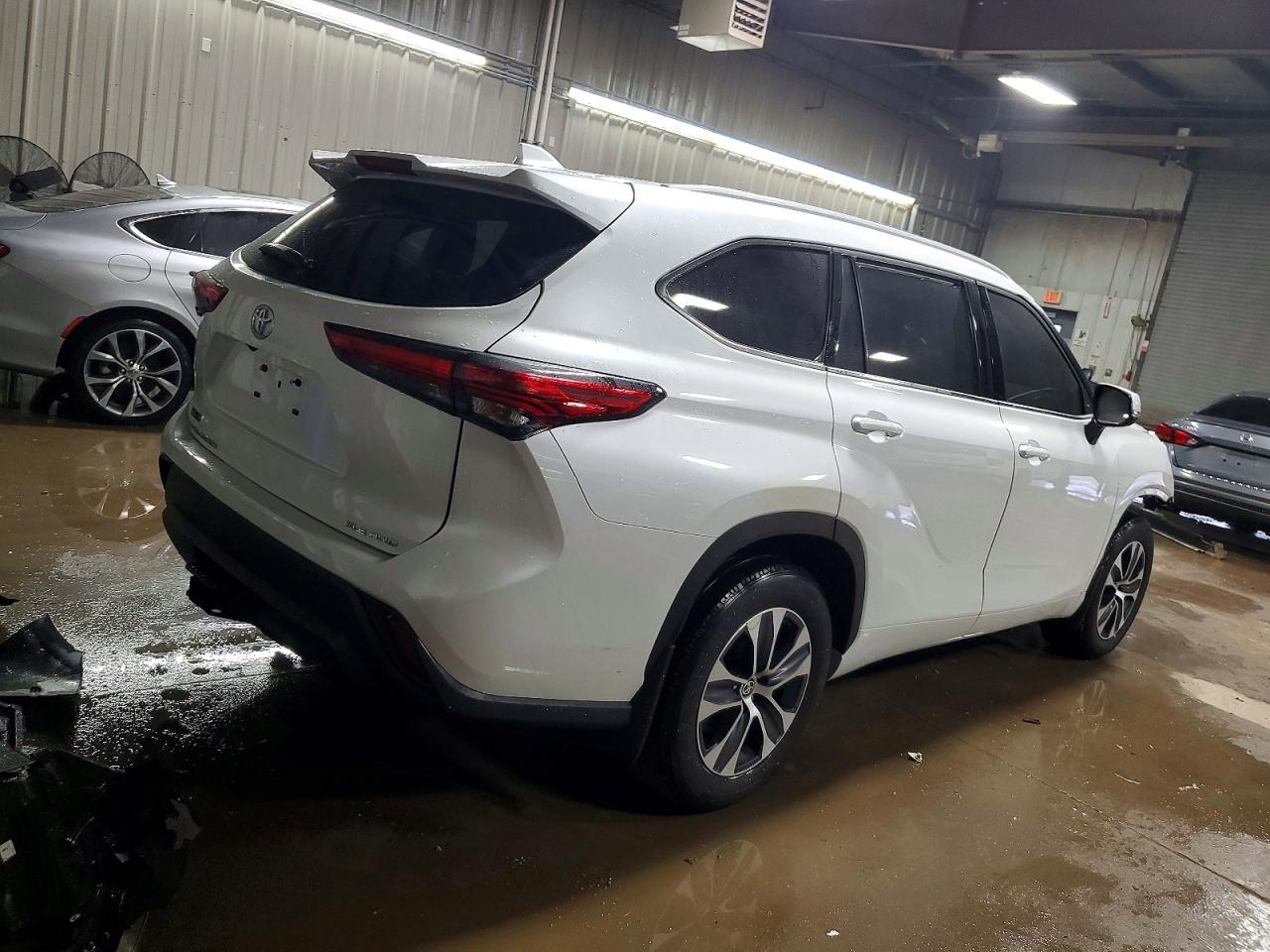 2022 TOYOTA HIGHLANDER XLE photo 3