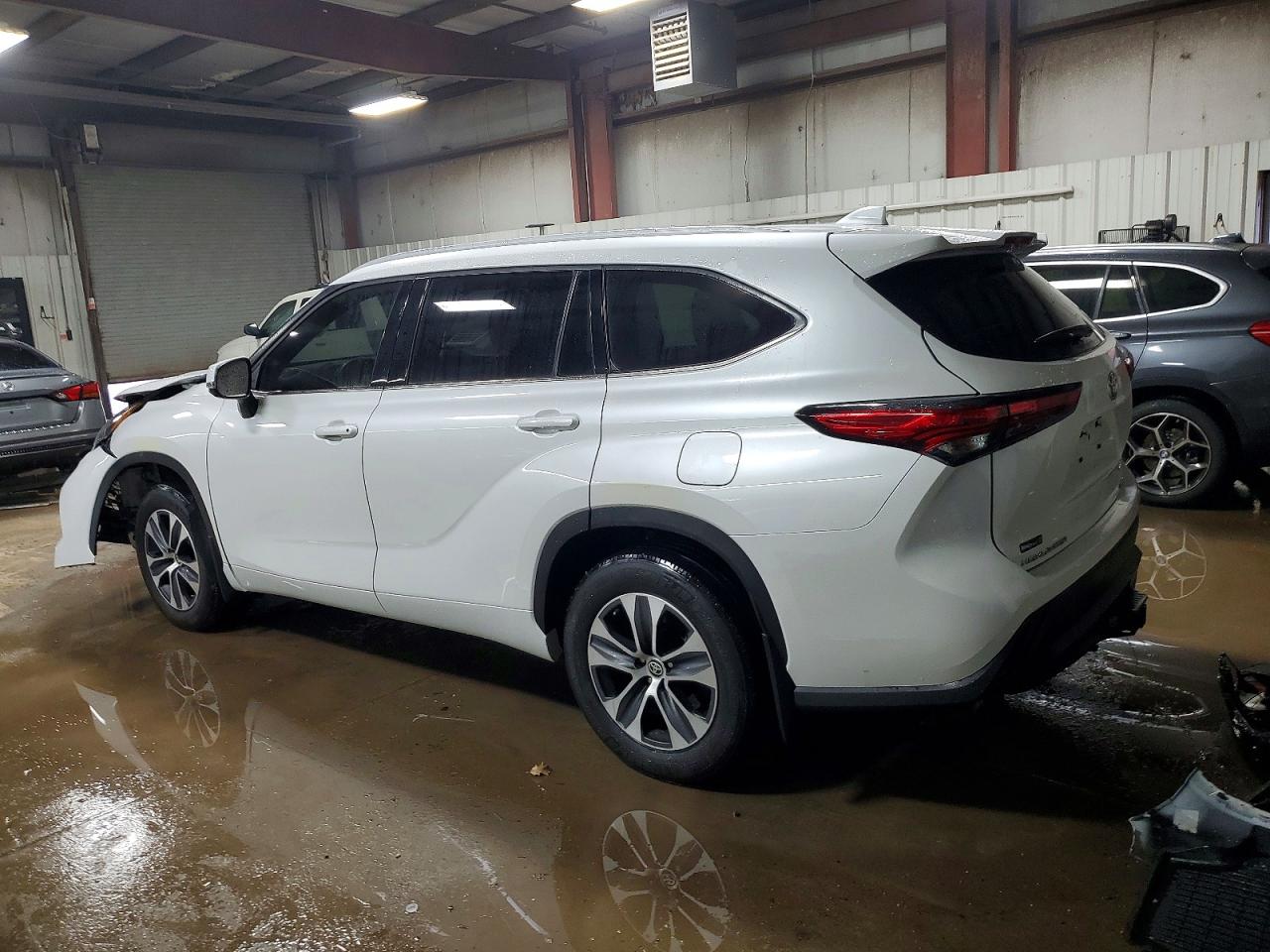 2022 TOYOTA HIGHLANDER XLE photo 2