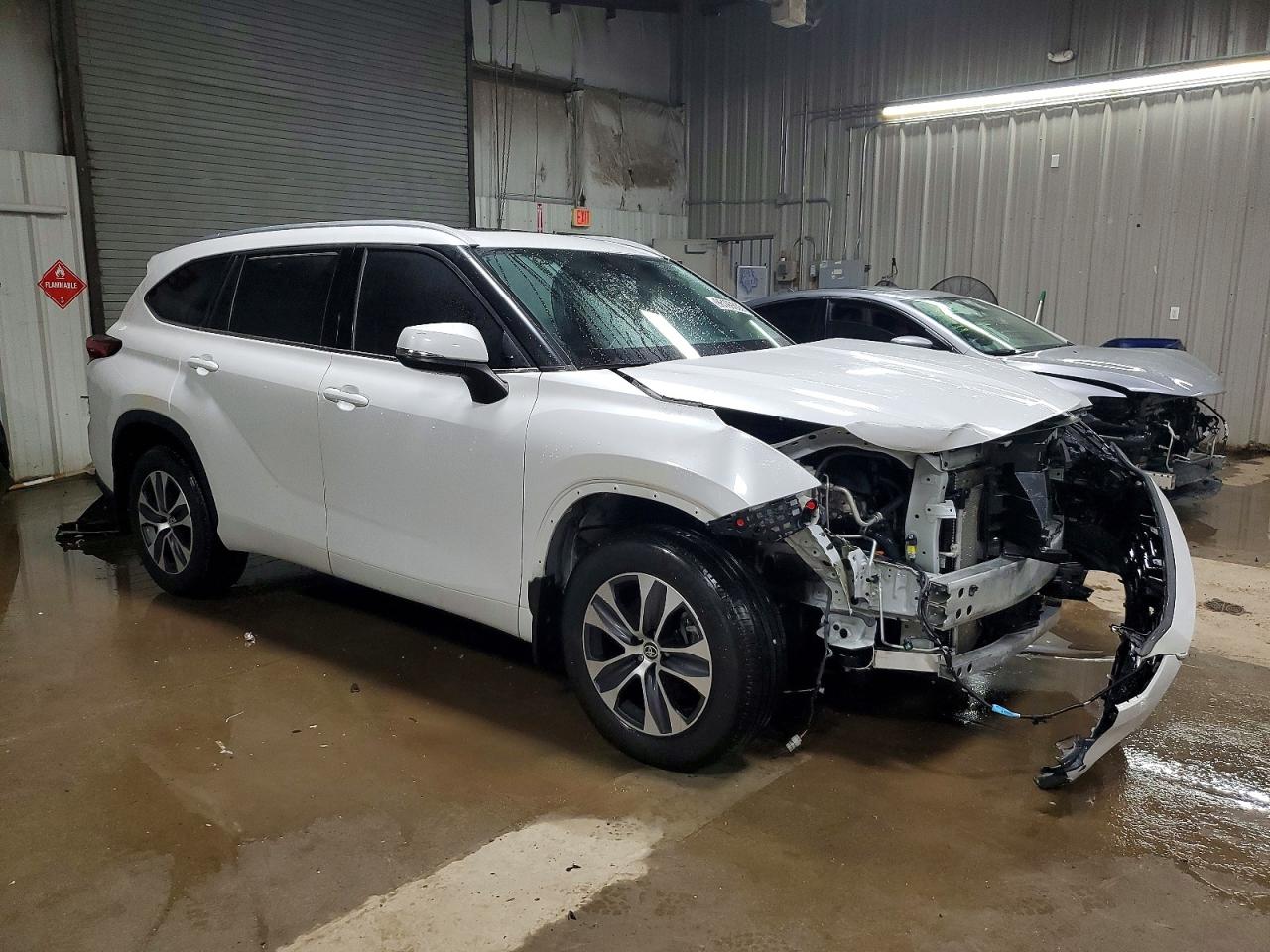 2022 TOYOTA HIGHLANDER XLE photo 4