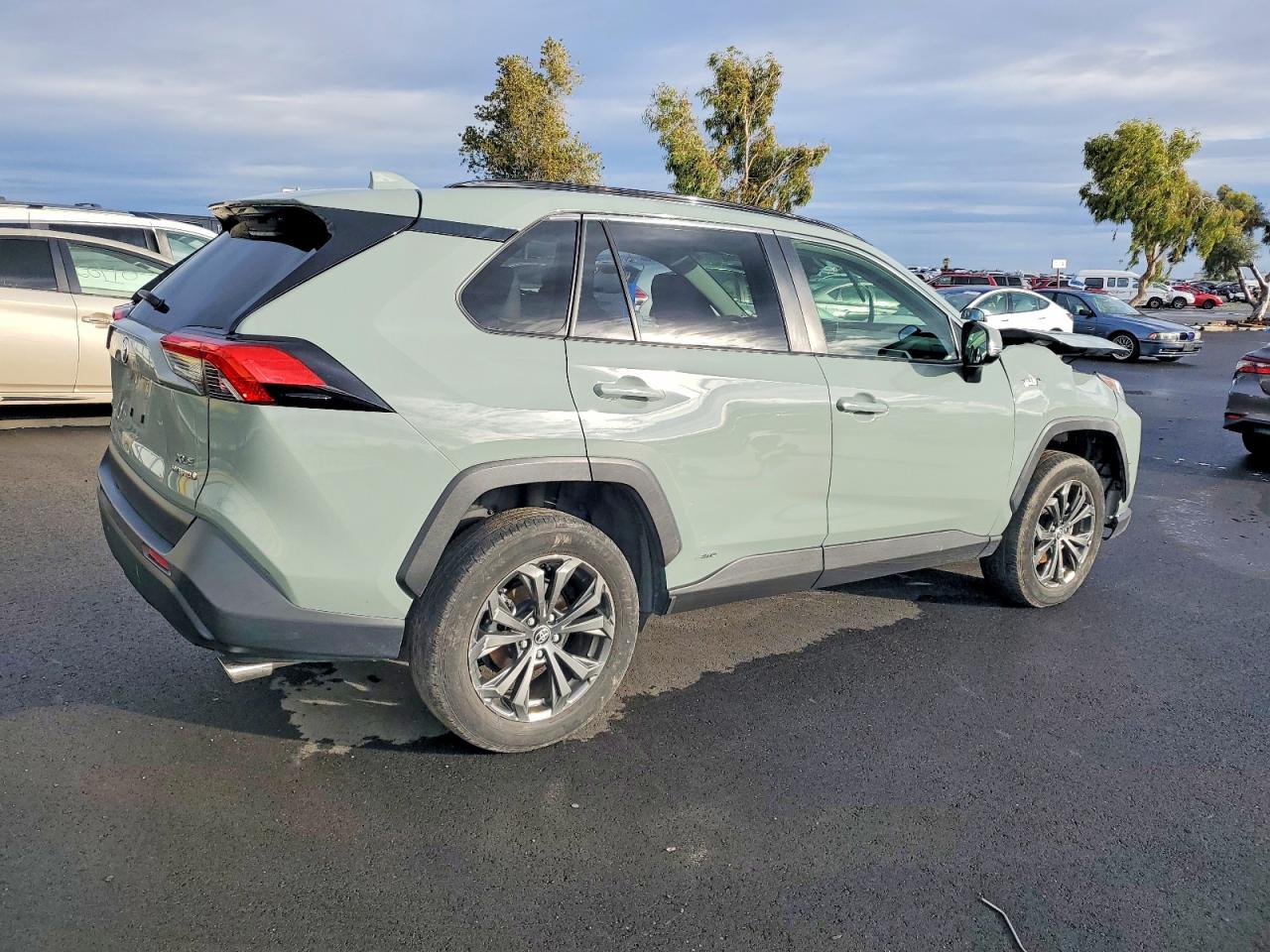2022 TOYOTA RAV4 XLE PREMIUM photo 3