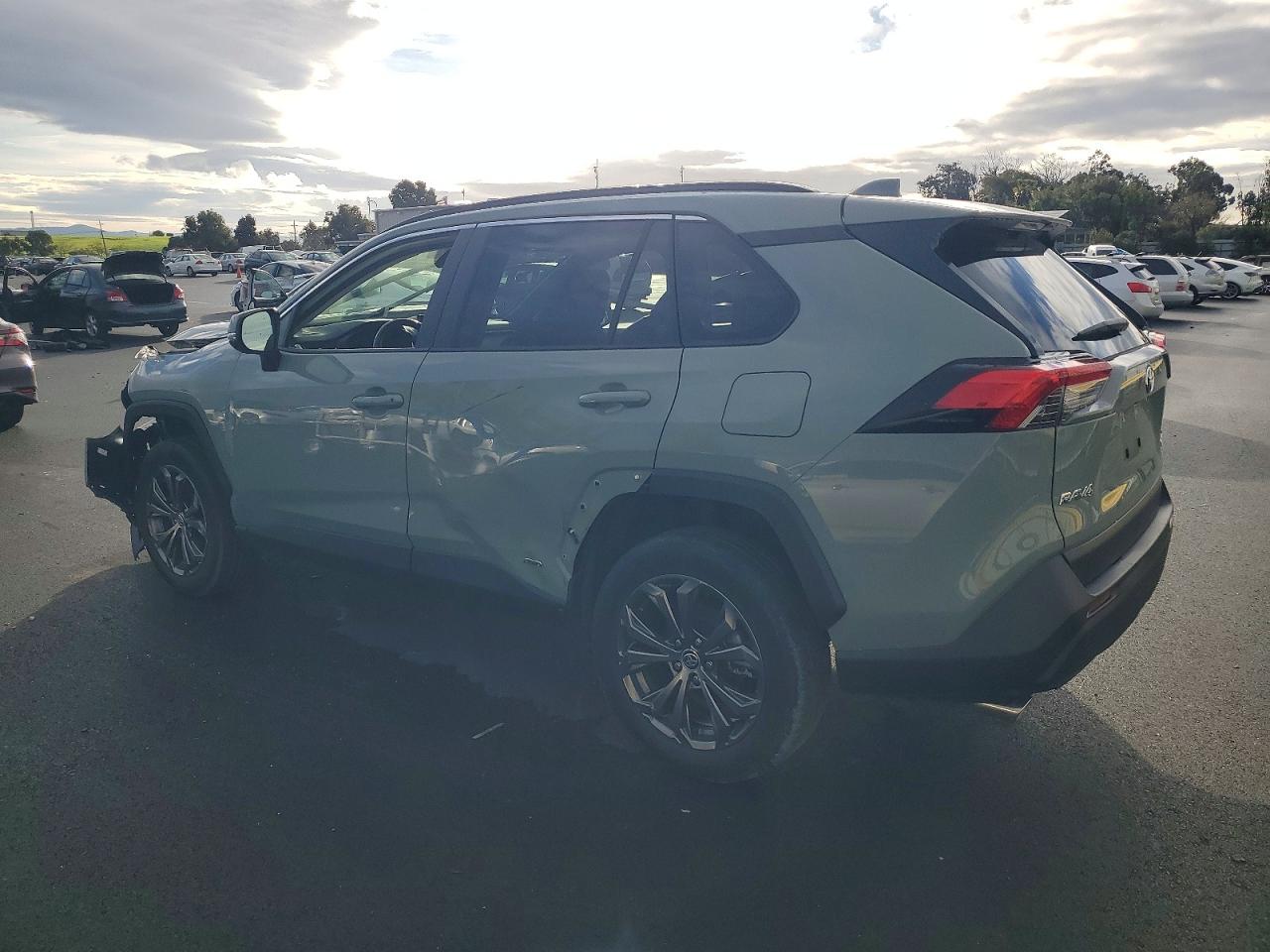 2022 TOYOTA RAV4 XLE PREMIUM photo 2