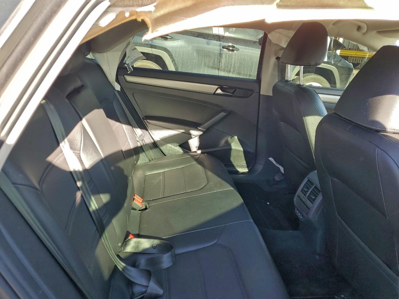 2021 VOLKSWAGEN PASSAT SE photo 10
