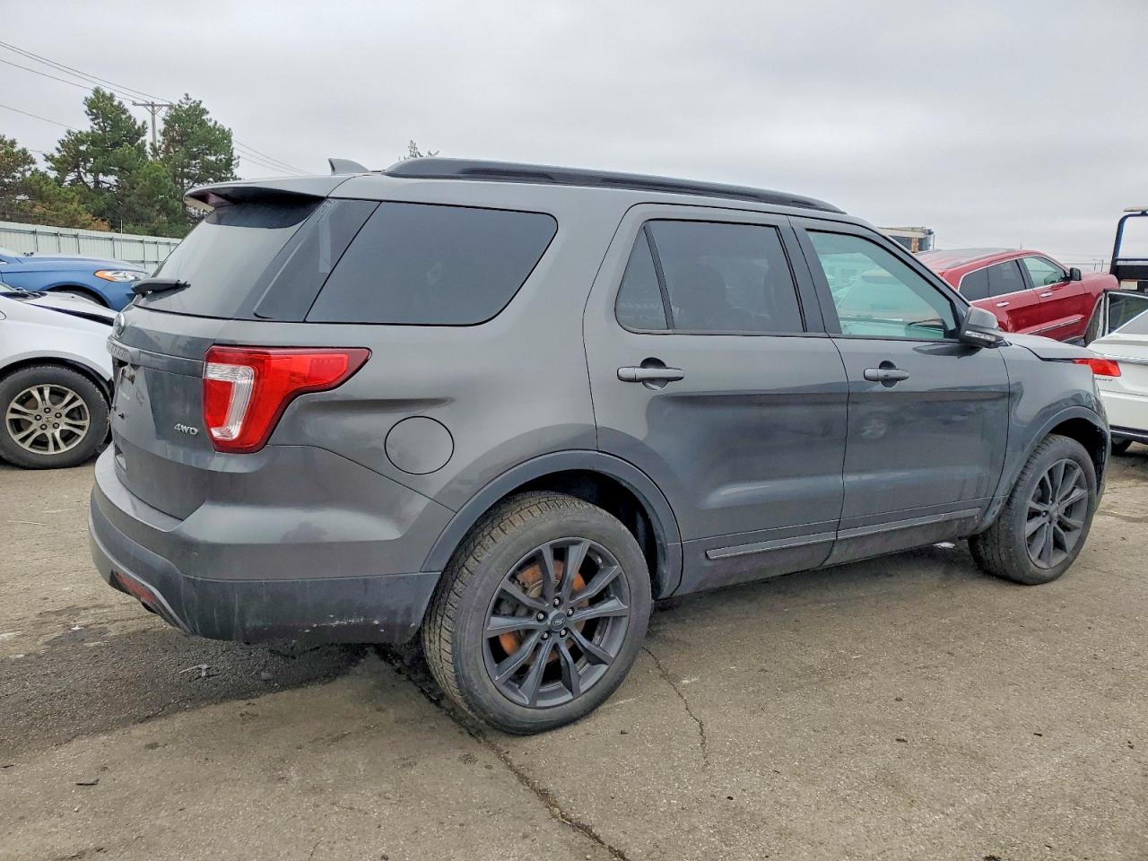 2017 FORD EXPLORER XLT photo 3