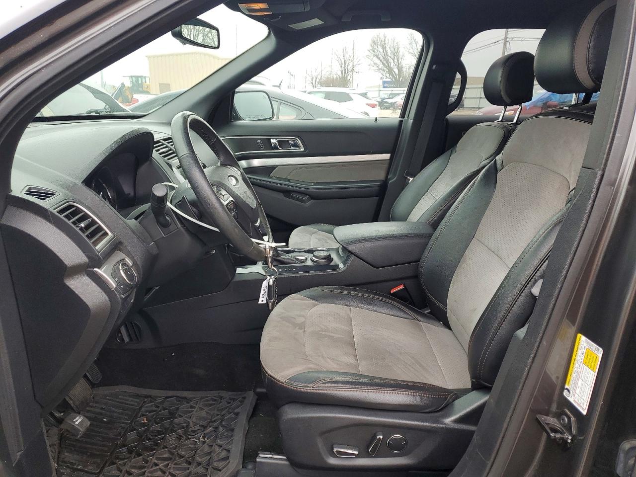 2017 FORD EXPLORER XLT photo 7