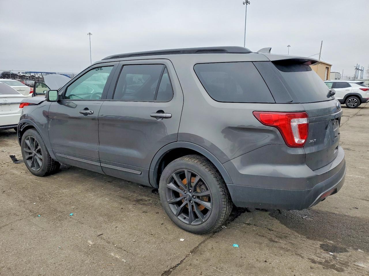 2017 FORD EXPLORER XLT photo 2