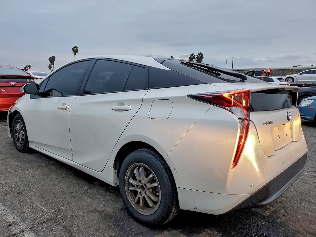 2018 TOYOTA PRIUS photo 2