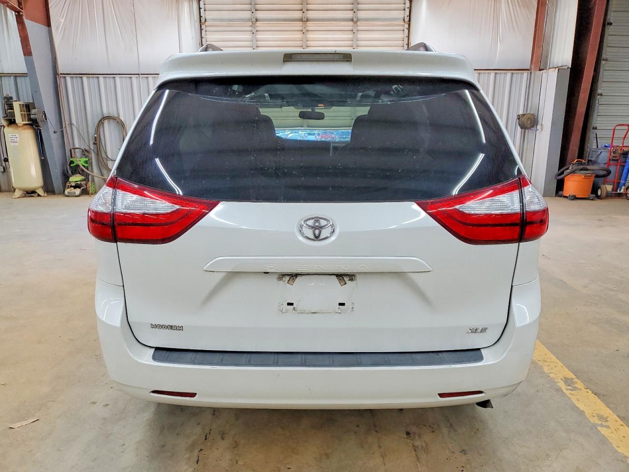 2016 TOYOTA SIENNA XLE photo 6
