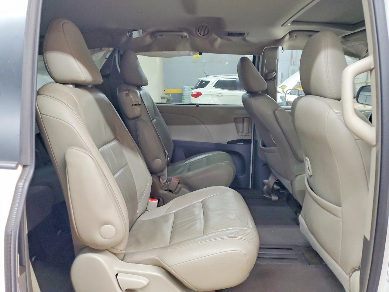 2016 TOYOTA SIENNA XLE photo 11