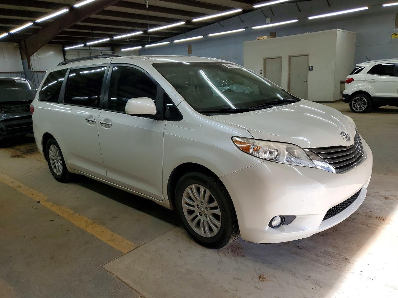 2016 TOYOTA SIENNA XLE photo 4