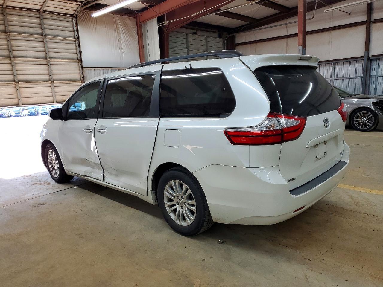2016 TOYOTA SIENNA XLE photo 2