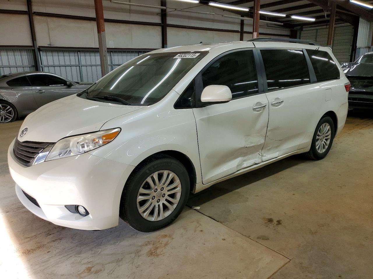 2016 TOYOTA SIENNA