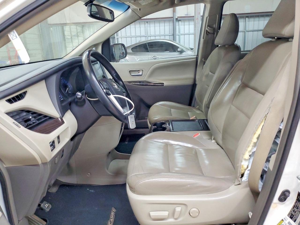 2016 TOYOTA SIENNA XLE photo 7