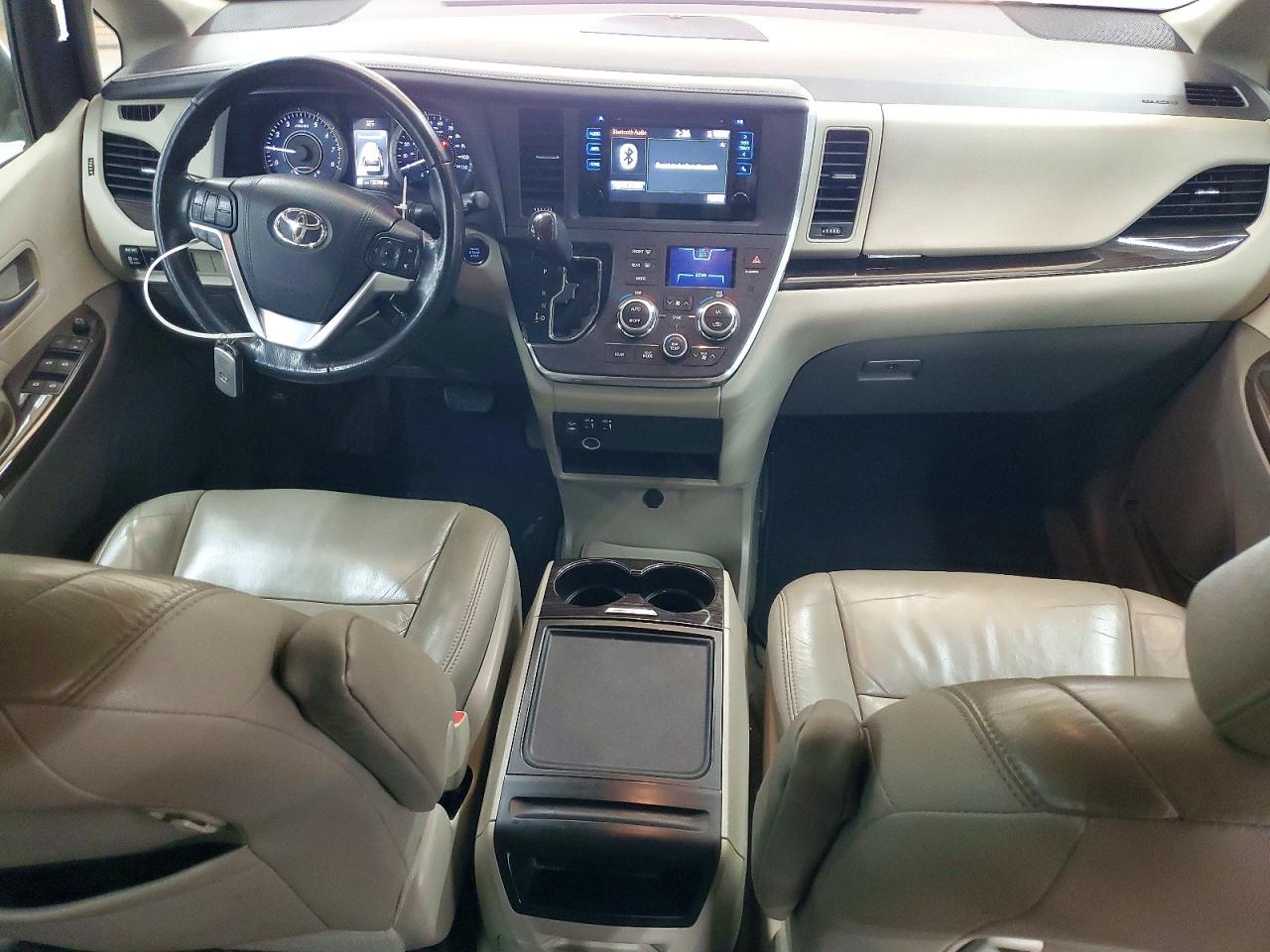 2016 TOYOTA SIENNA XLE photo 8