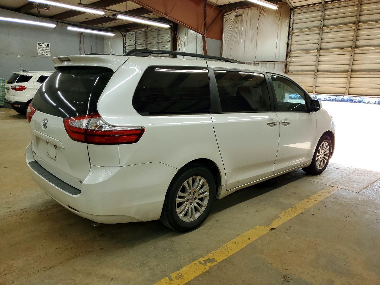 2016 TOYOTA SIENNA XLE photo 3