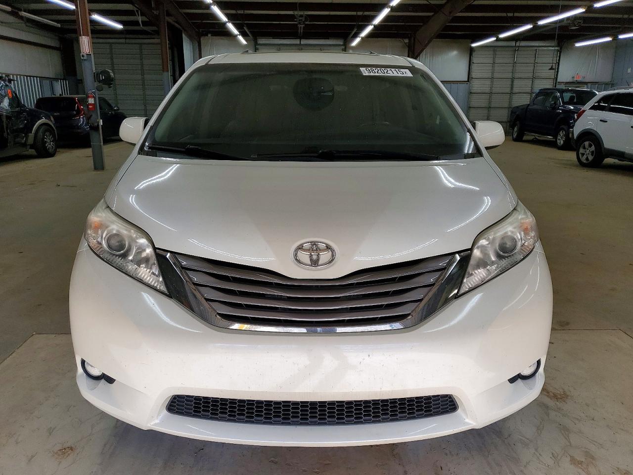 2016 TOYOTA SIENNA XLE photo 5