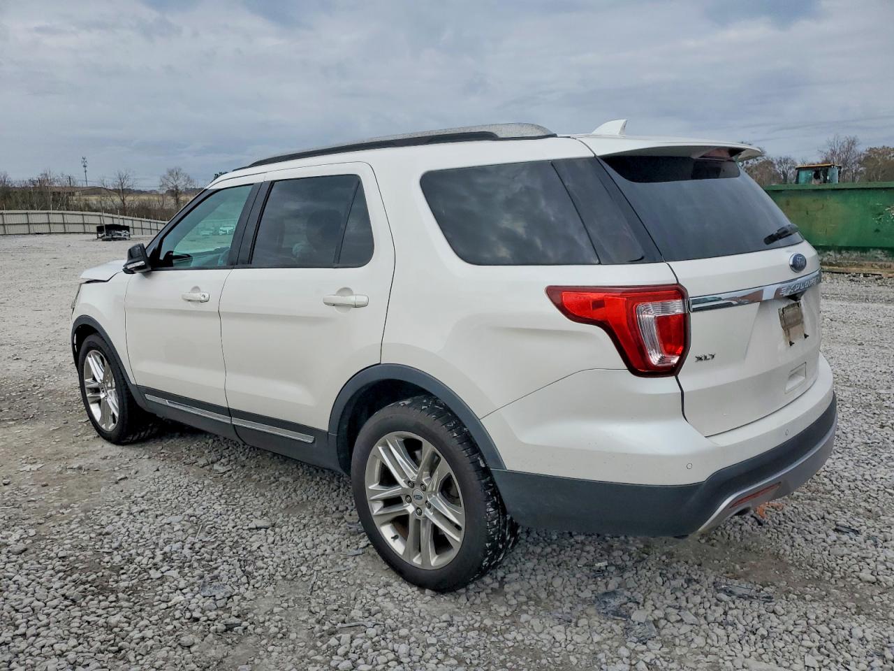 2016 FORD EXPLORER XLT photo 3