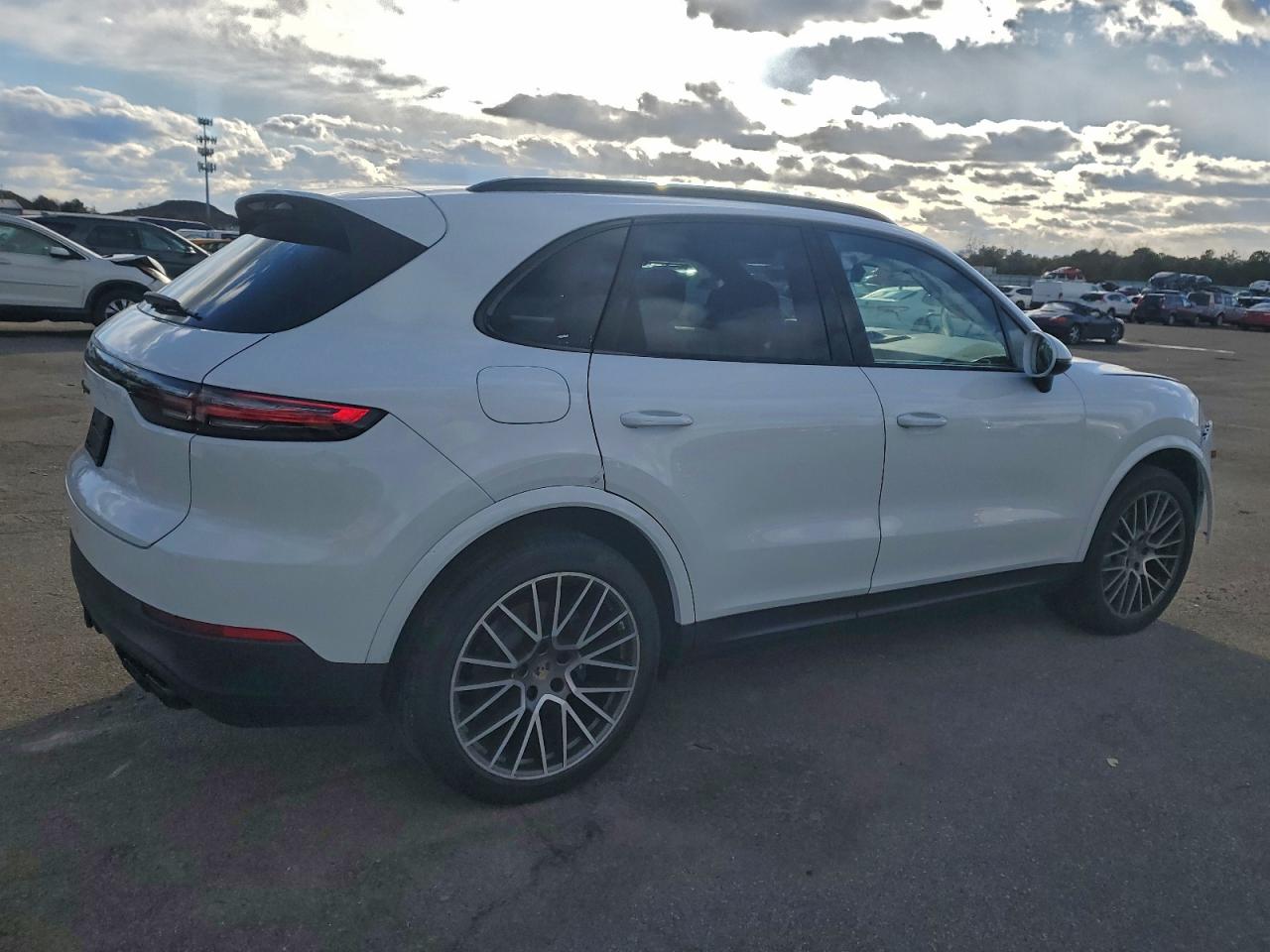2022 PORSCHE CAYENNE photo 3