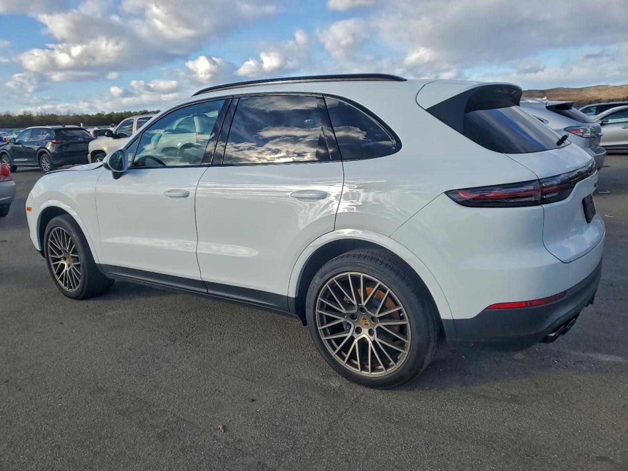 2022 PORSCHE CAYENNE photo 2
