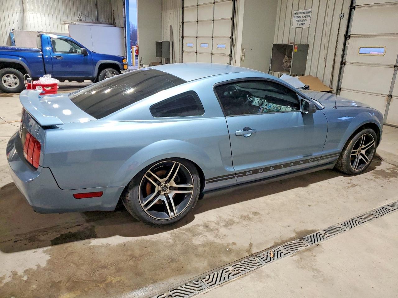 2005 FORD MUSTANG photo 3
