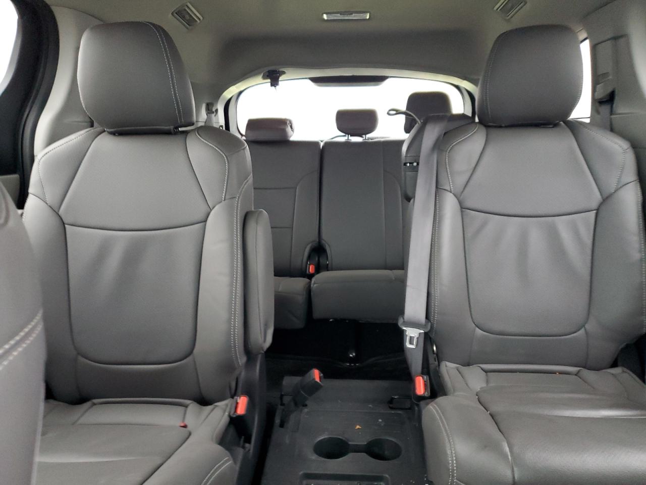 2022 TOYOTA SIENNA LE photo 10