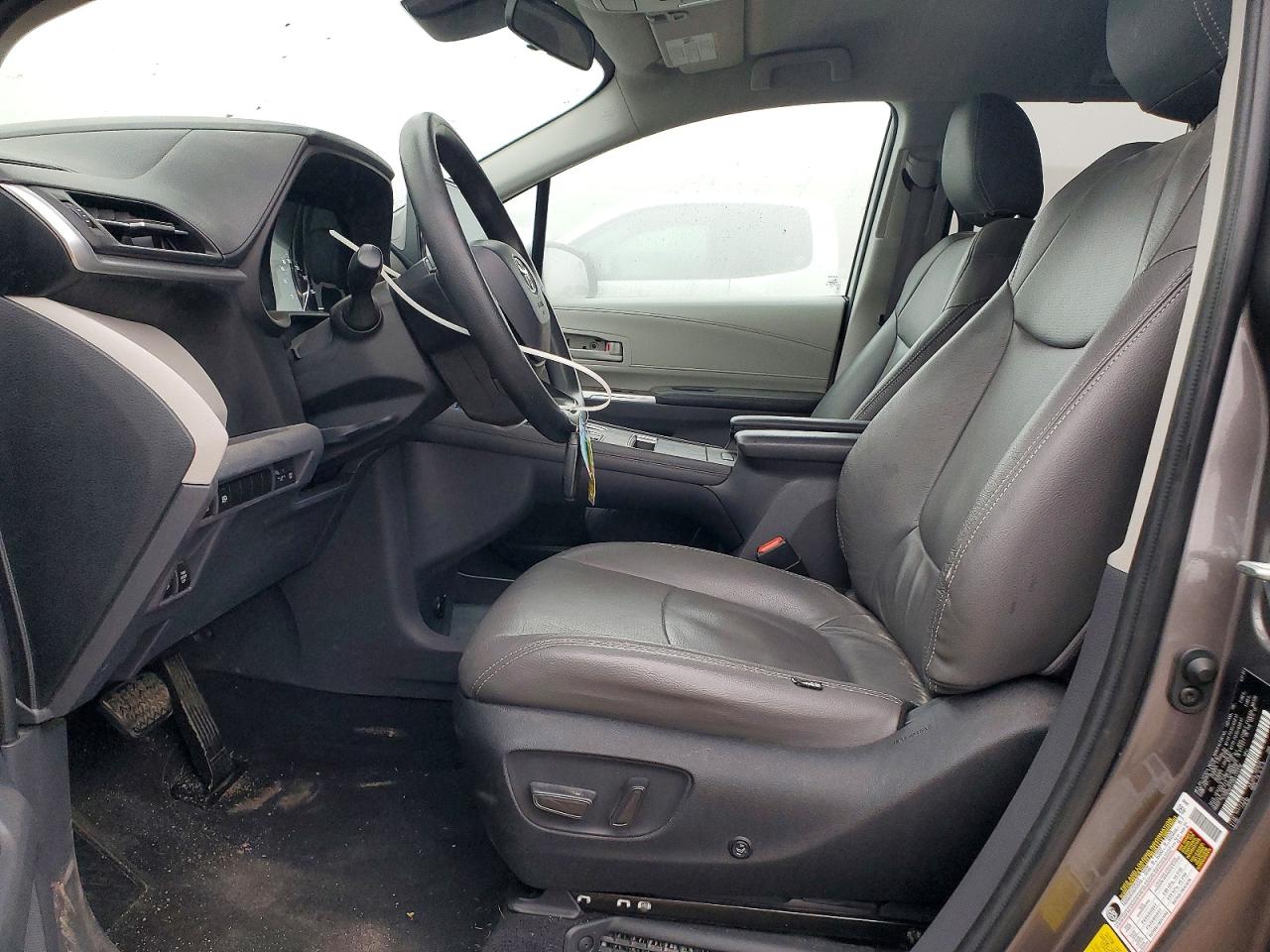 2022 TOYOTA SIENNA LE photo 7