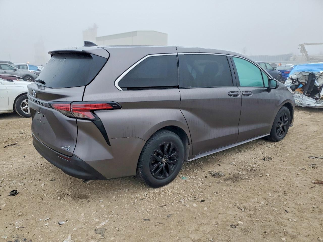 2022 TOYOTA SIENNA LE photo 3