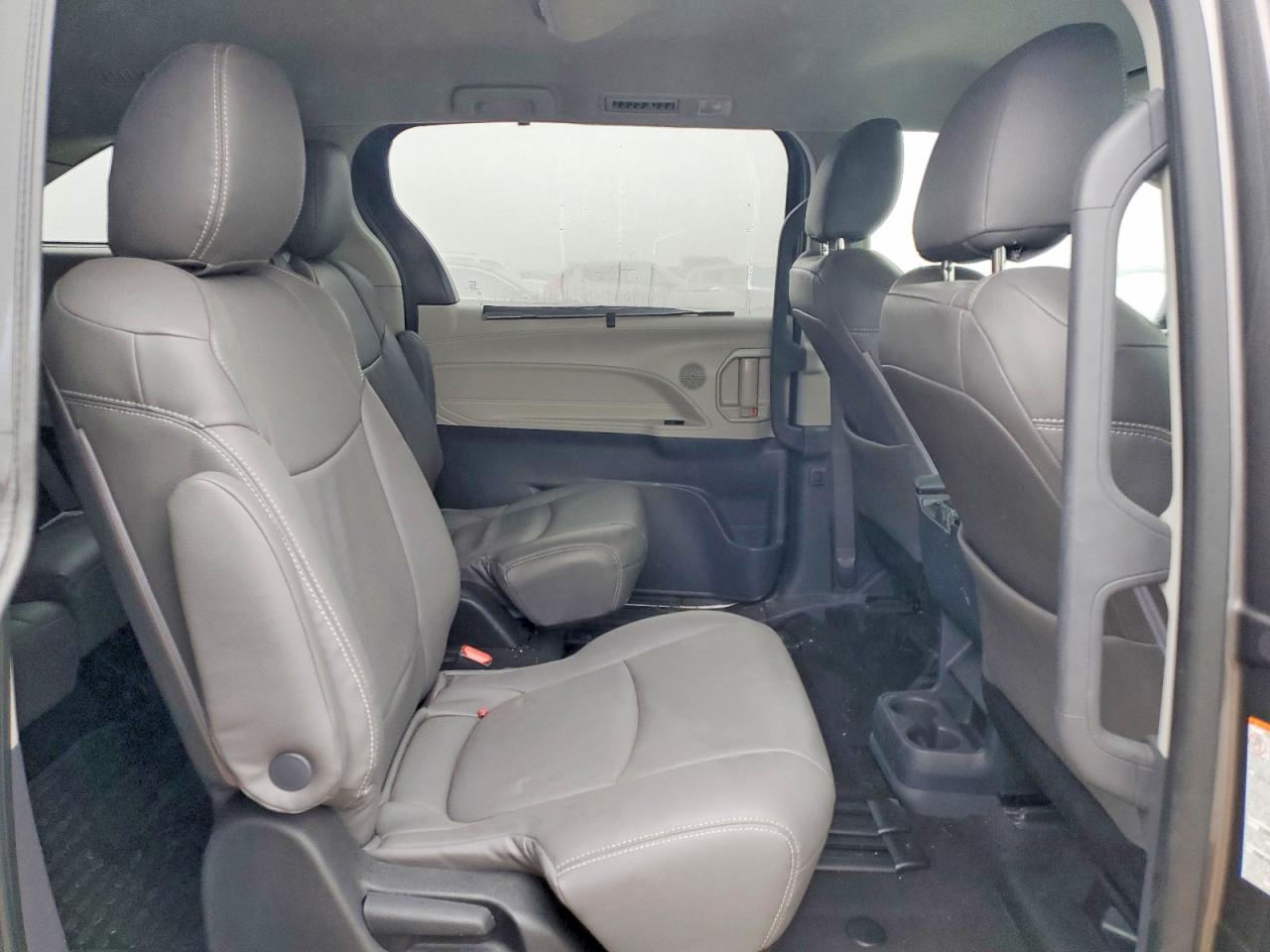 2022 TOYOTA SIENNA LE photo 11