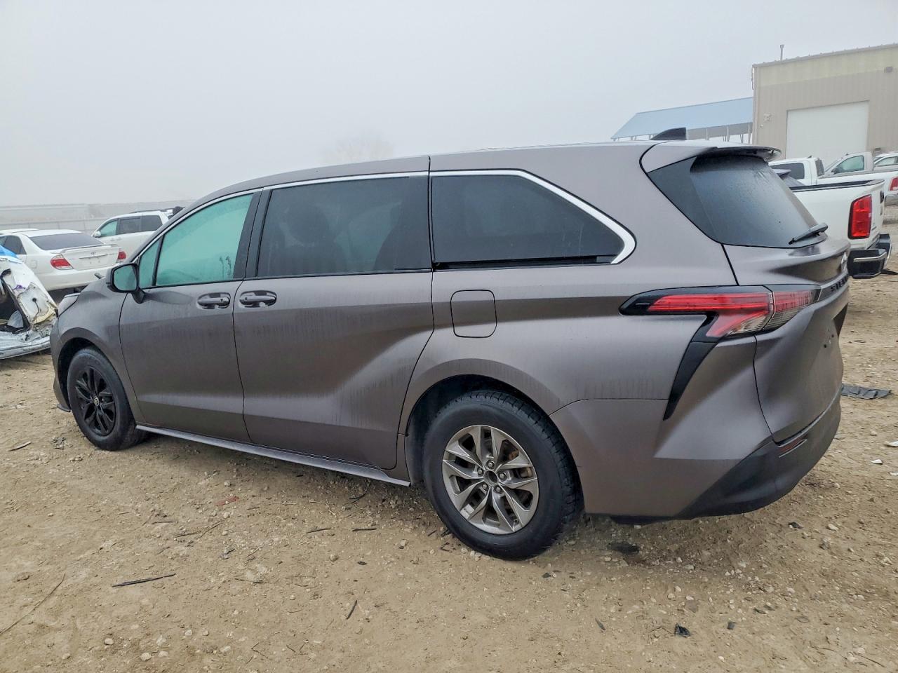 2022 TOYOTA SIENNA LE photo 2
