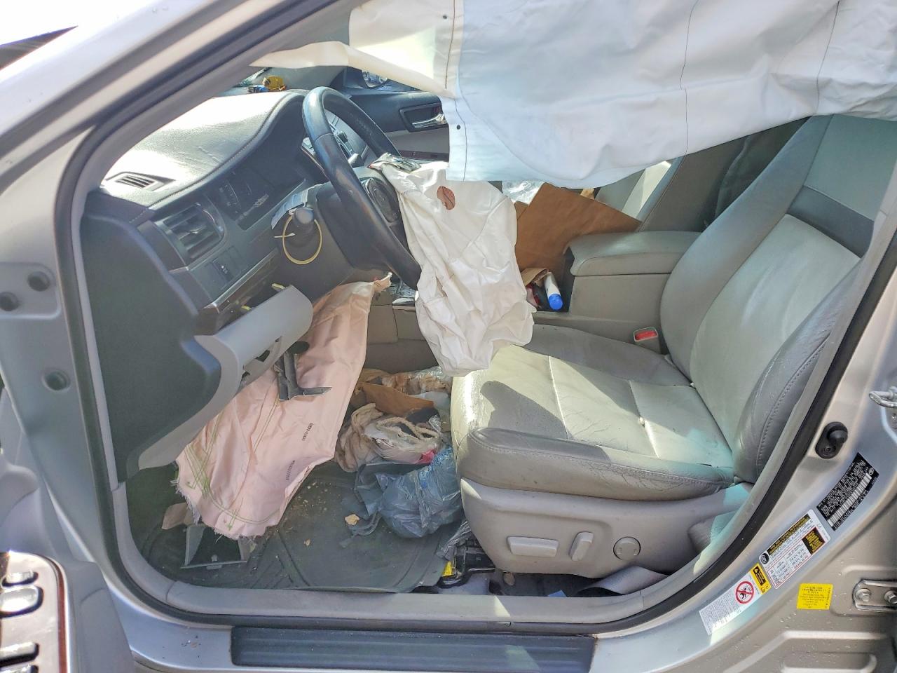 2012 TOYOTA CAMRY XLE photo 13