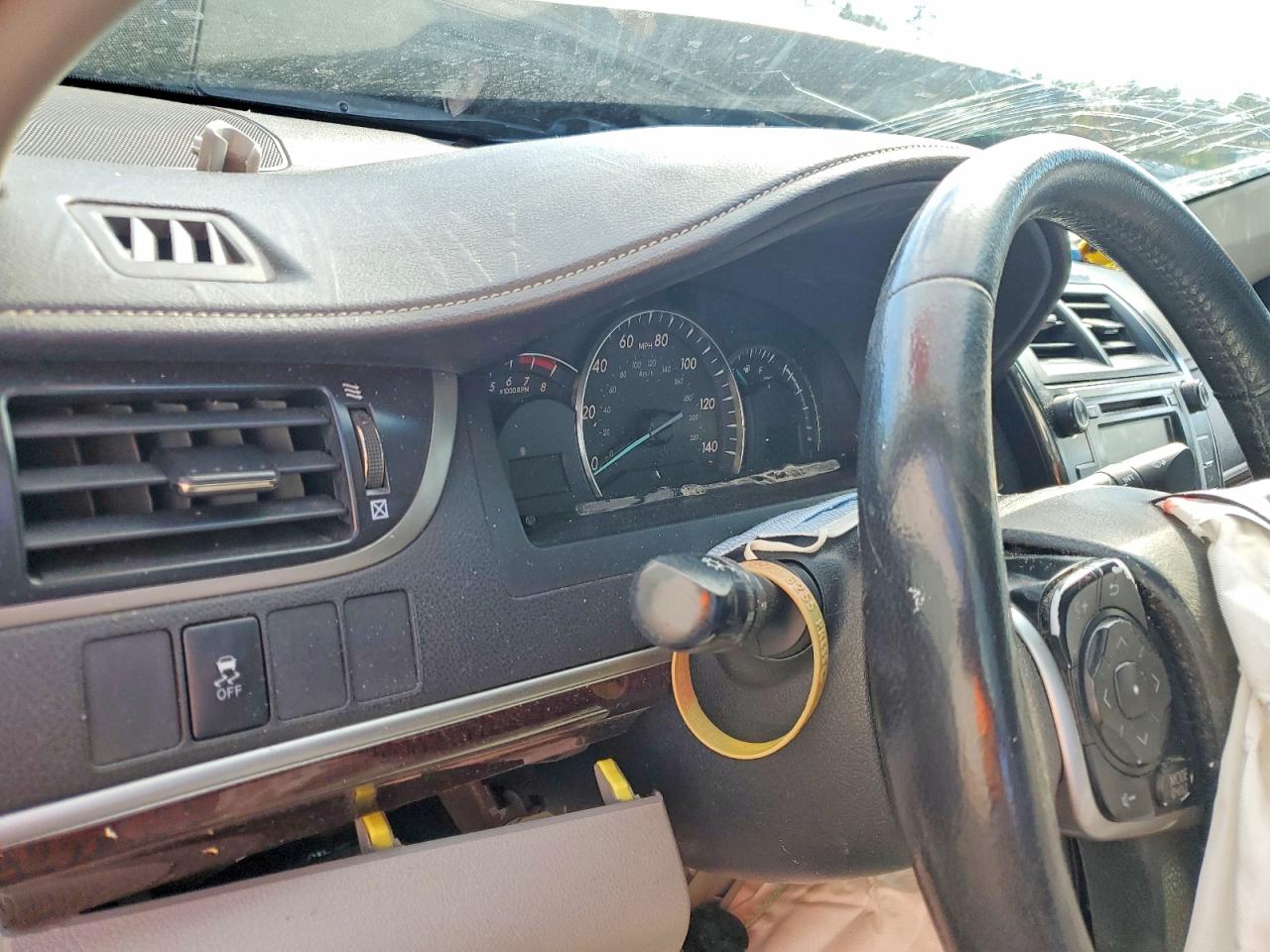 2012 TOYOTA CAMRY XLE photo 17