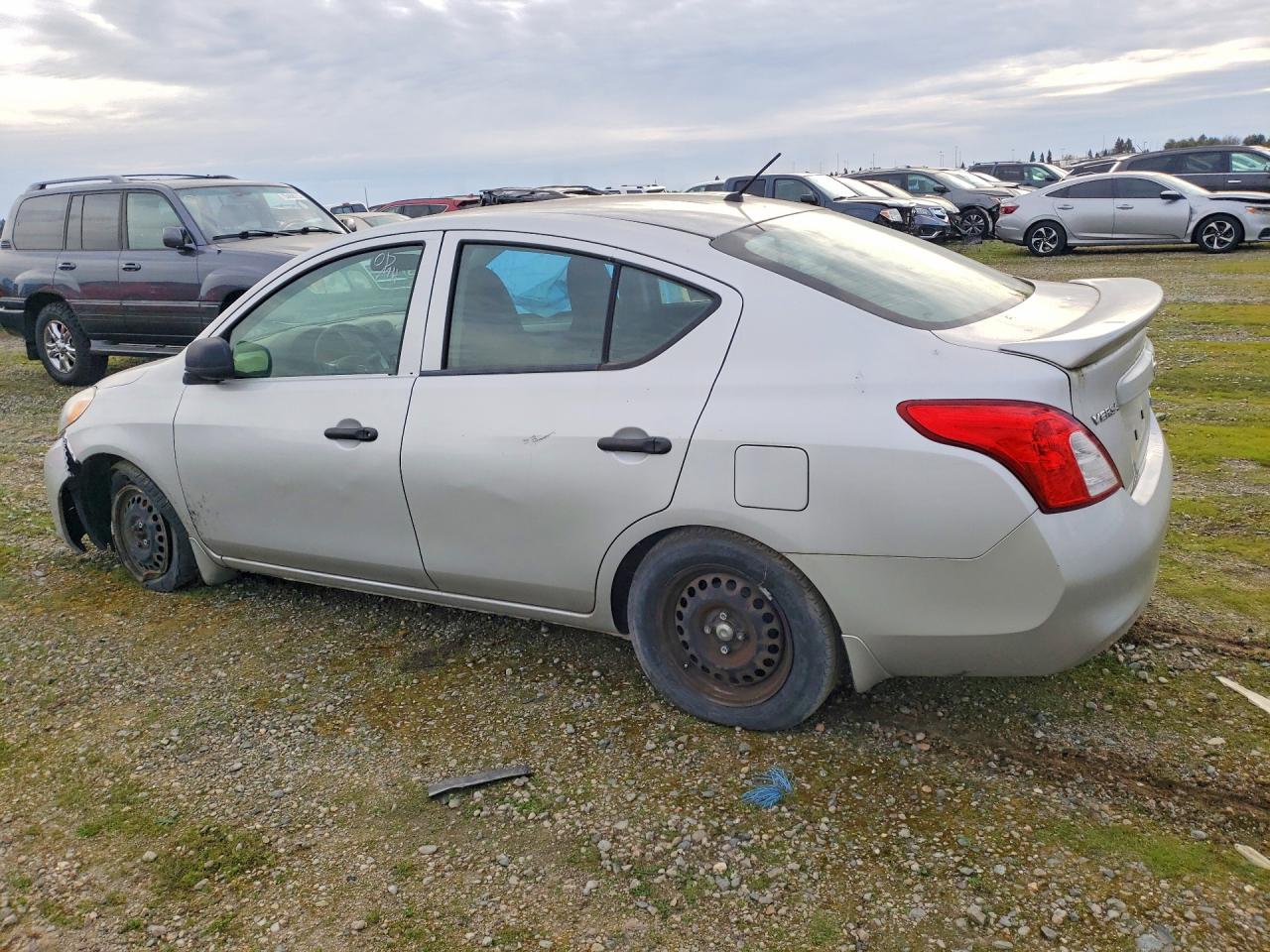 2014 NISSAN VERSA S photo 4