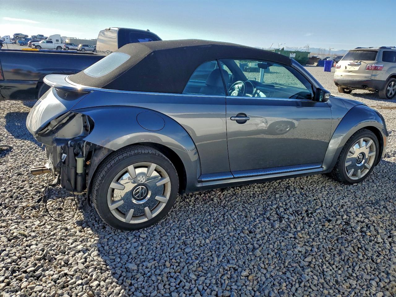 2019 VOLKSWAGEN BEETLE S photo 3