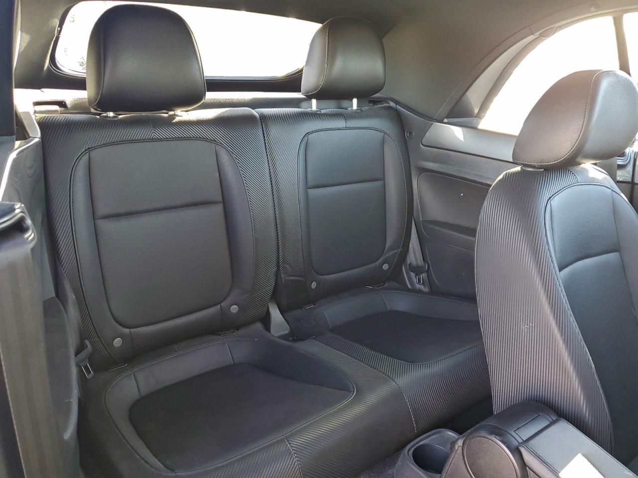 2019 VOLKSWAGEN BEETLE S photo 10
