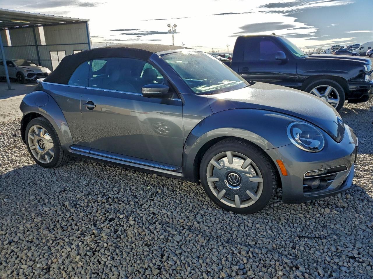 2019 VOLKSWAGEN BEETLE S photo 4
