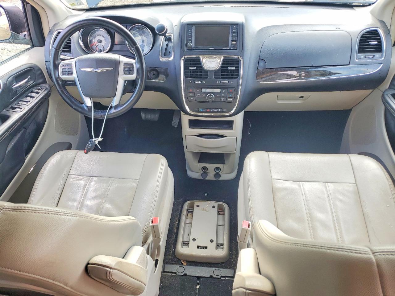 2013 CHRYSLER TOWN & COUNTRY TOURING photo 8