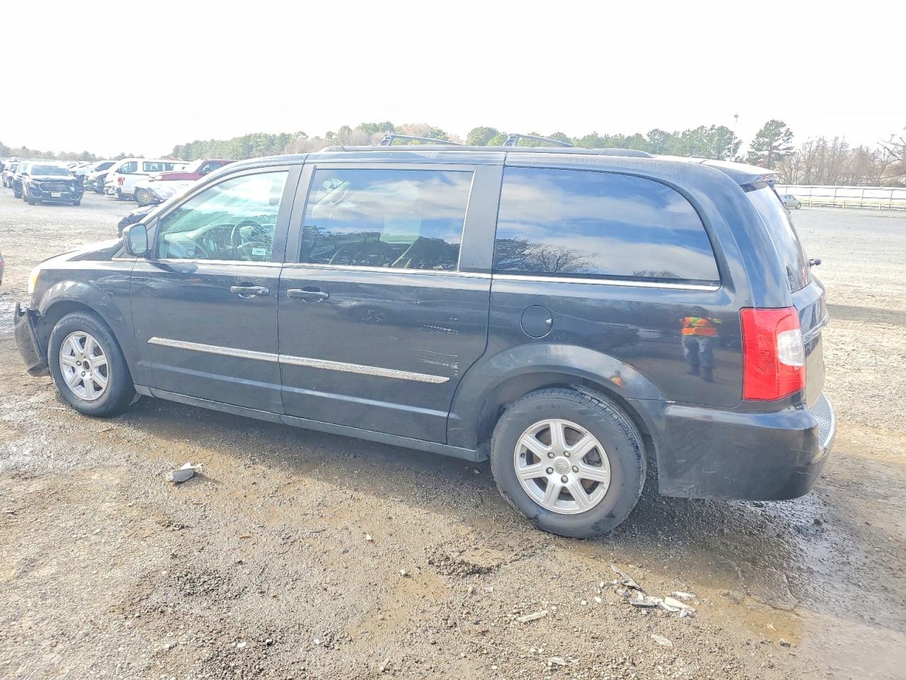 2013 CHRYSLER TOWN & COUNTRY TOURING photo 2