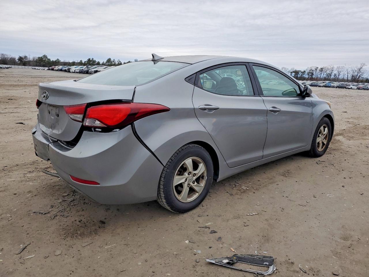 2015 HYUNDAI ELANTRA SE photo 3