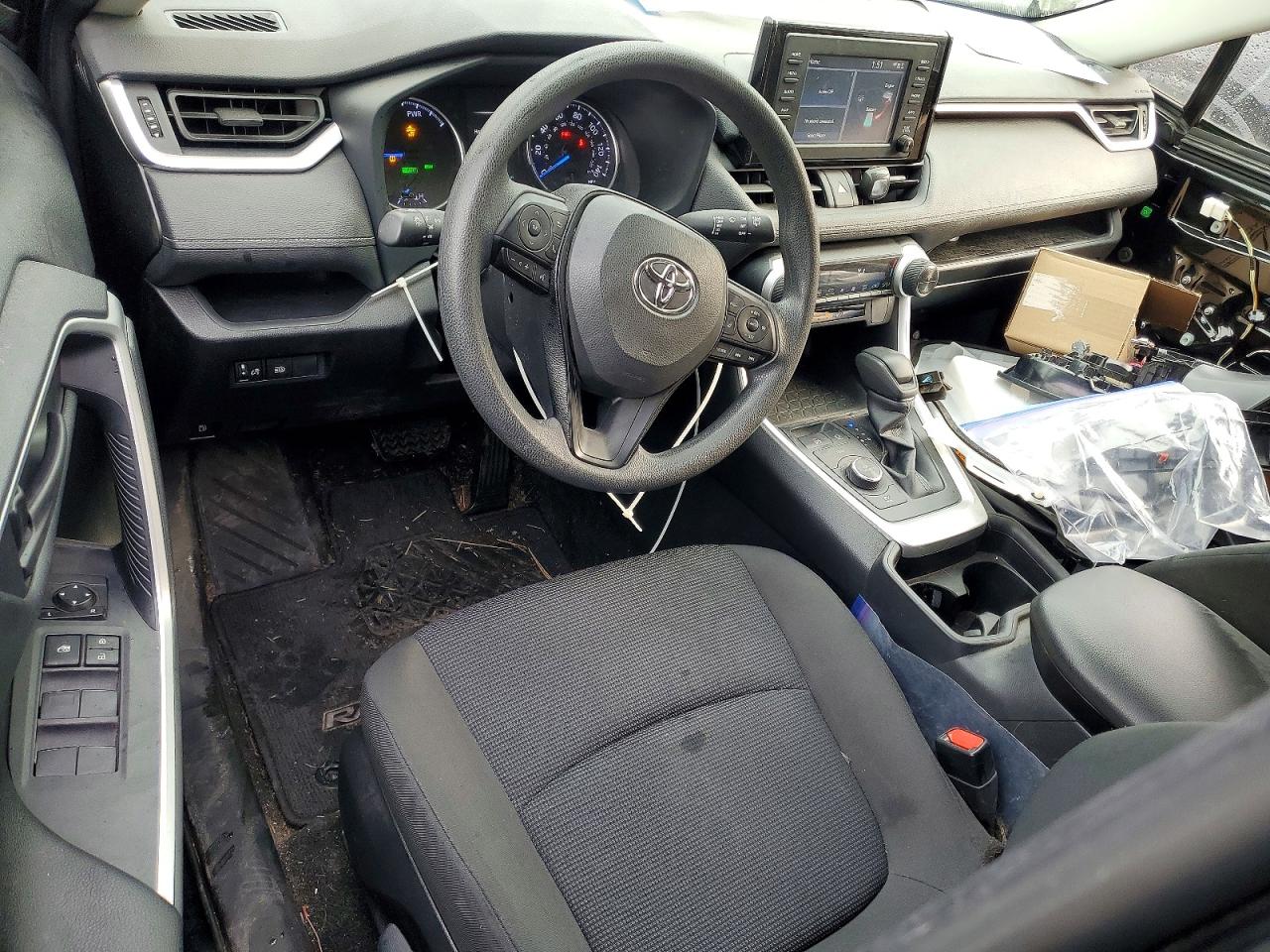 2019 TOYOTA RAV4 LE photo 8