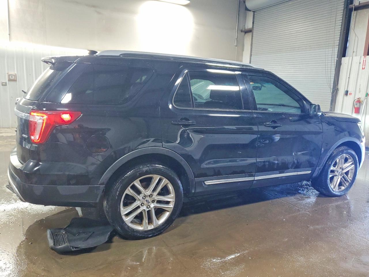 2017 FORD EXPLORER XLT photo 3