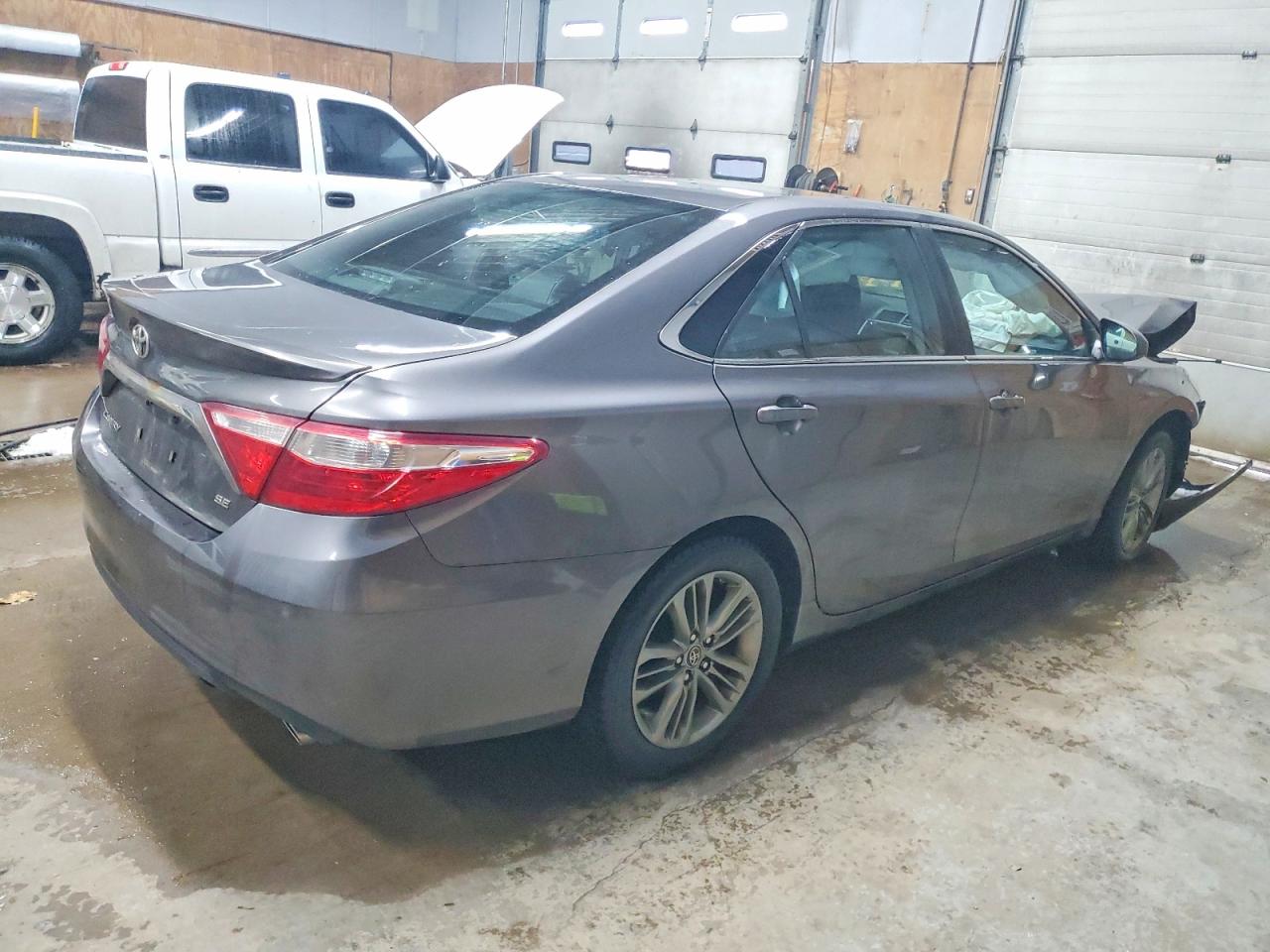 2017 TOYOTA CAMRY LE photo 3