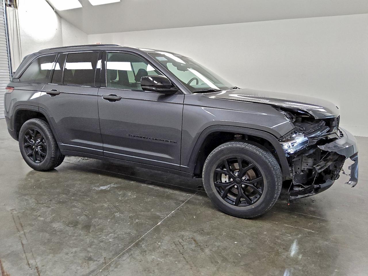 2024 JEEP GRAND CHEROKEE LAREDO photo 4