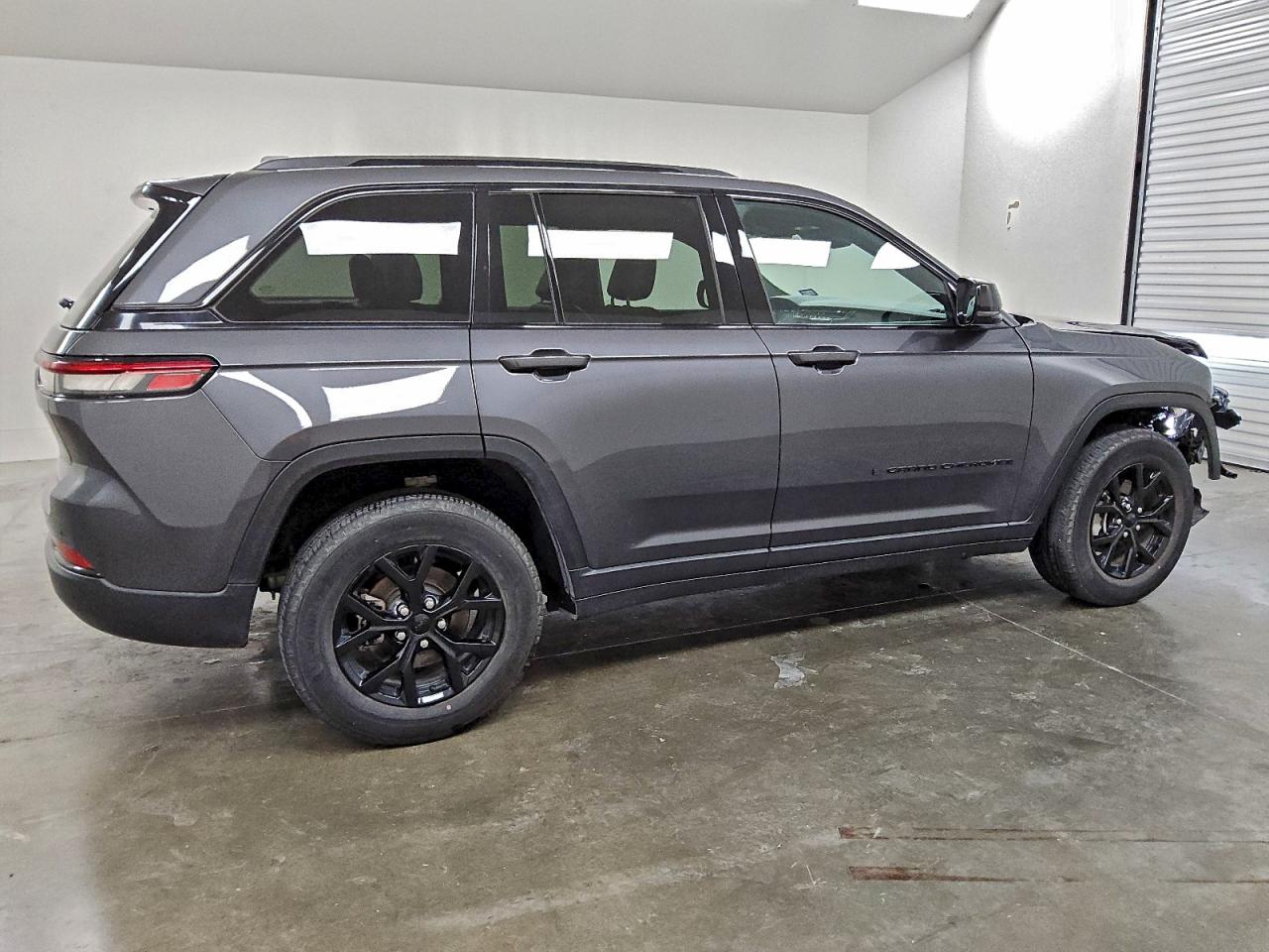 2024 JEEP GRAND CHEROKEE LAREDO photo 3